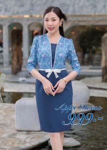 ชุดเดรสทำงานลายวินเทจ ผ้าไหมอิตาลี่โทนสีฟ้าคราม ออกแบบทรงเสื้อกั๊ก คอเหลี่ยม แขนสามส่วน แต่งโบว์เอว กระโปรงทรงสอบผ้าสเปนเด็กซ์ มีกระเป๋าข้าง