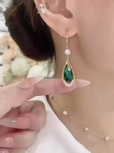 Bông tai nữ phong cách Hàn Quốc thanh lịch sang trọng thiết kế giọt nước pha lê khoét rỗng màu xanh lá thời thượng. 2026 Mẫu mới hợp thời trang của năm