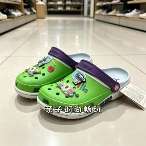 Crocs New Buzz Lightyear-themed parent-child clogs fashionable with soft soles closed-toe design and breathable material perfect for childrens beach wear