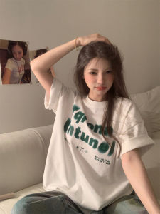 T-Shirt Wanita Putih Lengan Pendek - Motif Huruf Streetwear 2025  Katun Premium Bernapas & Sensasi Sutra Es  Desain Oversize Slim Fit Kerah Bulat  Tren Musim Panas Gaya Klasik Modern  Gaya Vintage Amerika Desain Eksklusif  Kaos Santai Untuk Hangout