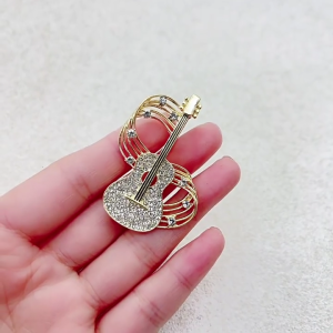 Fashionable Gold Alloy Instrument Shaped Pin Rhinestones Guitar Brooch Comfortable Wear Breastpin Clothing Accessory