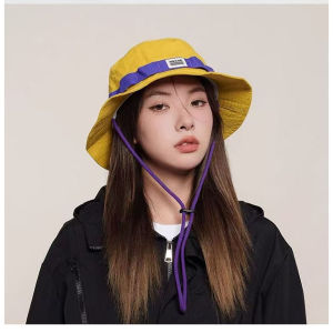 [W0303] หมวกกันแดดปีกกว้าง หมวกบักเก็ตเดินป่า แต่งคาดเย็บป้ายอักษร NGSHE มีสายรัดคาง ใส่สบาย