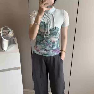 SNUG เสื้อแฟชั่นผู้หญิง ดีไซน์ความรู้สึก สไตล์จีนระดับสูง เสื้อยืดแขนสั้นคอปกตั้งพิมพ์ลายหมึกสำหรับผู้หญิง เสื้อผ้าทันสมัยมีพื้นผิวเรียบเซ็กซี่แบบขาดๆ สไตล์วันหยุดและเดินทาง เสื้อกล้ามหญิง