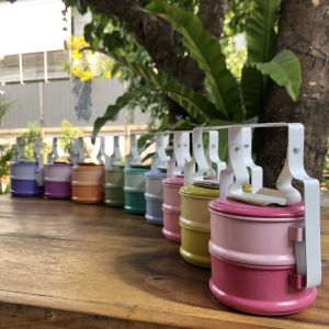 ปิ่นโตขนาดเล็ก รุ่นคลาสสิค 2 ชั้น กว้าง 11 ซม. คละสี (Tiffin 2 tier Wide 11cm. 1 pcs.) กรุณาดูขนาดสินค้าก่อนสั่งซื้อ