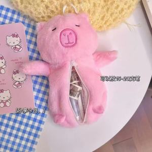 พร้อมส่ง🔥นักเรียนเขียนเครื่องมือนุ่มน่ารักซิป Capibara Plushcapybara กระเป๋าใส่ดินสอตุ๊กตาคาปิบาร่าสุดน่ารักขี้เหร่ ความจุขนาดใหญ่ กระเป๋าใส่เครื่องเขียนคาปิบาร่าแบบมีกาวอ่อน กล่อ