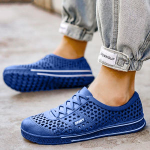 KDAShop สินค้ารุ่นแนะนำ รองเท้าแฟชั่นลำลอง วัสดุเป็นยาง หุ้มส้น พื้นมีกันลื่น ใส่ลุยน้ำได้ แมทช์ลุคไหนก็ปัง คุณผู้ชายคือห้ามพลาดเลย ต้องจัดแล้ว