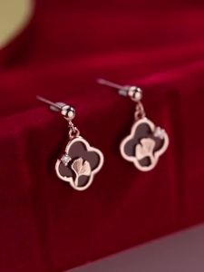 s925纯银四叶草耳钉女轻奢气质小众设计高级感本命年红色耳饰耳环S925 pure silver clover earrings for women with a light luxury temperament niche design high-end feel zodiac year red earrings