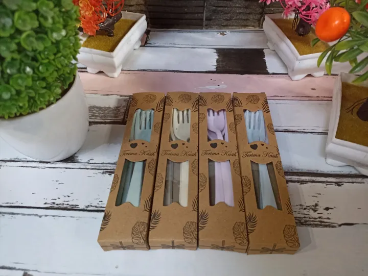 (25%20PCS)%20Souvenir%201%20SET%20Sendok%20Garpu%20Sumpit%20Travel%20Go%20Green%20Kemas%20Box%20Rustic%20Coklat%20Murah%20Unik%20Mewah%20-%20Image%203