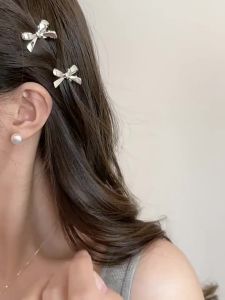 Những chiếc kẹp tóc hình bướm bằng nhựa vừa thời trang vừa thanh lịch này rất phù hợp cho phái nữ. Với thiết kế sang trọng chúng có thể dùng để cố định phần tóc mái hoặc những sợi tóc bị xơ rối. Ngoài ra chúng còn đi kèm với một chiếc kẹp nhỏ để gắn và