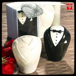 【Fast delivery】 Bride and Groom Salt and Pepper Shaker Anniversary Wedding Souvenir Giveaways Favors