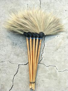 ไม้กวาด ไม้กวาดทําความสะอาด ไม้กวาดดอกหญ้าดํา 1 มัด (มี 10 ด้าม)