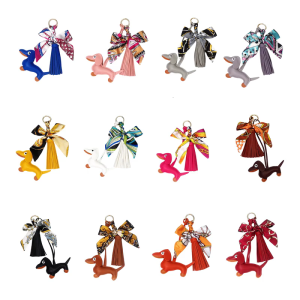 Khăn quàng cổ thanh lịch tua Dachshund Keychain phụ kiện kim loại và kết cấu da thích hợp cho phụ nữ thời trang hiện tại
