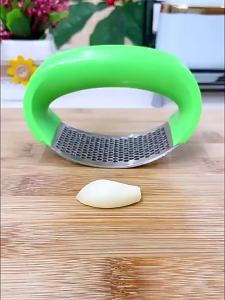New Manual Circular Garlic Press Household Kitchen Tool for Mashing and Pounding Garlic