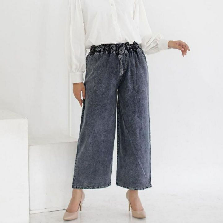 Mast, yalangoch uysiz ayollarning fotosuratlari