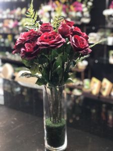 แจกันดอกไม้ปลอม ดอกกุหลาบจัดในแจกันแก้วทรงสูง