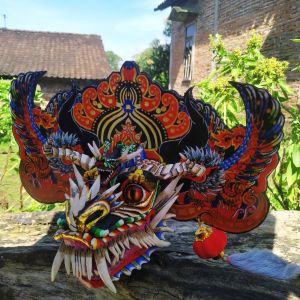 Miniatur barongan naga tumpuk bahan kayu