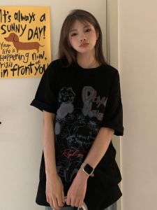 T-Shirt Wanita Hitam Lengan Pendek - Motif Kartun Lucu & Huruf Keren  Katun Premium Bernapas Adem  Desain Streetwear Oversize Slim Fit Tren 2025  Baju Musim Panas Gaya Eropa Premium  Gaya Urban  Desain Eksklusif  Ukuran Besar  Nyaman Tops Baju Kasual