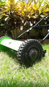 Lawn Mower รถตัดหญ้าเดินเข็นรุ่น2ล้อ ไม่ใช้ไฟฟ้า ไม่ใช้น้ำมัน ระบบเฟืองทด เหมาะสำหรับหญ้าสั้นๆ 2-5 ซม.