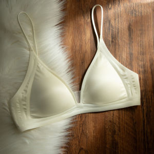 Mettle Vault เสื้อชั้นในผ้าซาตินสีนมฝรั่งเศสคอวีลึกพร้อมสายบางสำหรับ Comfort