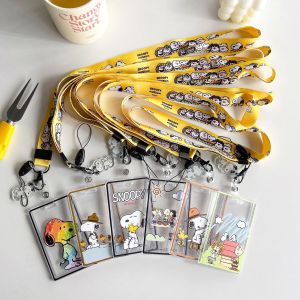 💳 ที่ใส่บัตรใส+สายคล้องคอ วัสดุเป็นพลาสติกใส สายคล้องคอมีโมเดลตัวเล็กห้อยมาด้วย ตัวกรอบสามารถใส่บัตรได้ 1-3 ใบ ขนาด 6.6×10.6×0.6 cm.