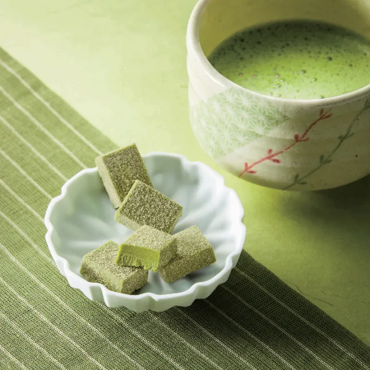 ROYCE'%20Nama%20Chocolate%20-%20Matcha%20(Contains%20Liquor)%20-%20Image%202