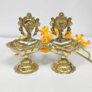 Brass Diya for Pooja Oil Lamp | Pooja Aarti for Home Temple - Lord Vishnu Symbol Shanku Chakra Vilakku Set of 2 (Size - Height - 11.5cm Width - 8cm)