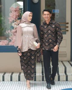 Batik Couple Kebaya Friska / Kebaya brukat modern / Kebaya couple / Kebaya couple pasangan terbaru 2022 / Kebaya couple pasangan / Baju Kebaya / Kebaya brokat / Kebaya modern / Kebaya Batik Couple / Baju kondangan / Baju pesta / Vanila Couple / Friska