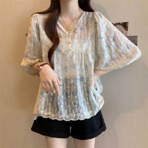 เสื้อคอวีลายดอกไม้หวานผู้หญิงฤดูร้อนการออกแบบใหม่รู้สึกลดอายุหลวมแสดงบางป้องกันแสงแดดสวมแฟชั่นด้านบน