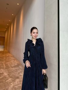 NOOZZSHOP 6411537 เดรสยาวผ้าพลีท แขนยาว ดีเทลงานรอบคอเสื้อ