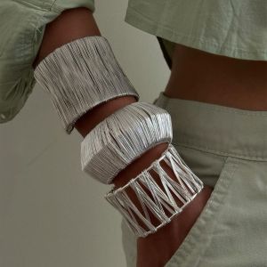 CALLIVEN กลวงออก สร้อยข้อมือที่พูดเกินจริง ผ้าทอทอ รูปทรงเรขาคณิต สร้อยข้อมือวินเทจ แฟชั่นสำหรับผู้หญิง ด้านกว้าง กำไลมือวาดลวดโลหะ สำหรับผู้หญิง