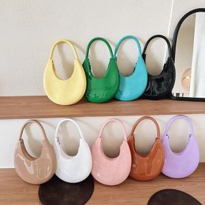 2025 กระเป๋าเยลลี่ทรงพระจันทร์เสี้ยวแฟชั่นใหม่ PVC กระเป๋าถือแบบสะพายข้างสำหรับผู้หญิง กระเป๋าหนังสีพื้นเรียบง่าย