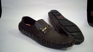 Sepatu Casual pria kulit