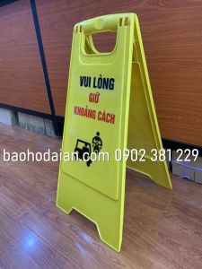 Biển cảnh báo chữ A vui lòng giữ khoảng cách (gấp gọn)