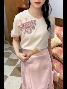 Ammin 2024 mùa hè cổ tròn mới Định vị thời trang thêu hoa Khóa đĩa Áo thun cotton nguyên chất Áo Blouse thanh lịch ngắn tay thường ngày tương phản màu trung quốc mới của phụ nữ