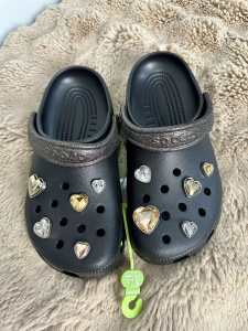 Crocs Classic Heart Clog - Black / Gold US6 / US7