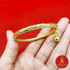 กำไลคลิปล็อค กำไลทองตัดลายห้อยกระพรวน เส้นผ่านศูนย์กลาง 4.5 ซม. ชุบทอง งานสวย ดูดี แฟชั่น สวมใส่ง่าย