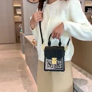 New Womens Fashion Shoulder Bag Splice Embroidery Mobile Bag Small Square Bag B0205
