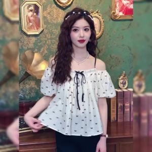 Ammin 2024 Mùa Hè Thiết Kế Mới Cảm Giác Một Dòng Vai in hình nơ tay ngắn áo vải lanh Phụ Nữ Của phong cách Hàn Quốc Ngọt Ngào tay áo phồng Giản Dị Áo Blouse thanh lịch