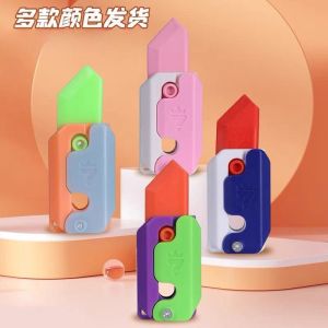 READY STOCK 2023 Gravity Carrot Knife 3D Printing / Plastik Cute Carrot Knife / Anti Gravity Carrot Knife toys