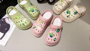 Cartoon Embossed Shoe Charms WomenS Outdoor Non-Slip Thick-Soled Nurse Beach Clogs