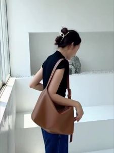 2024กระเป๋าสะพายข้างสไตล์เกาหลี ทำจากหนังปูกนุ่ม ขนาดใหญ่ มีหลากหลายสีให้เลือก