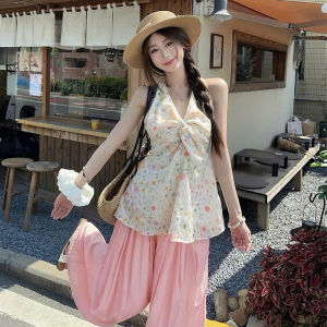 Set đồ nữ đi chơi set du lịch hè áo cổ yếm Tơ Ren thêu hoa nổi mocking sau mix quần dài Đũi hồng