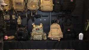 LZD YAKEDA กระเป๋าเป้สะพายหลังอเนกประสงค์ยุทธวิธีกระเป๋าปีนเขากลางแจ้งชายและหญิงกระเป๋าเป้สะพายหลังกีฬาลายพรางกระเป๋าเป้สะพายหลังกีฬา