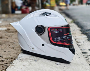 Mũ bảo hiểm Fullface AGU trắng bóng lên đuôi gió Pista tặng kèm túi rút xịn sò hàng chính hãng