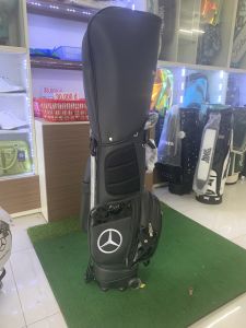 TÚI ĐỰNG GẬY GOLF MERCEDES-BEN CÓ CHÂN CHỐNG BÁNH XE TIỆN LỢI.