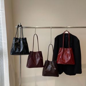 MAXI สไตล์ฝรั่งเศสแบบ กระเป๋าสะพายไหล่สีทึบ จุได้มาก เรโทร กระเป๋าหนัง PU รักแร้ ทันสมัยและทันสมัย ลำลองแบบสบายๆ กระเป๋าถือของผู้หญิง สำหรับผู้หญิง