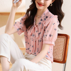 Ammin เสื้อเชิ๊ตผ้าชีฟองพิมพ์ลายเข้าได้กับทุกชุดเสื้อเชิ้ตผ้าชีฟองคอวีแนวหวานเข้าได้กับทุกแฟชั่นสไตล์ของผู้หญิงเสื้อแขนสั้นแบบจีบผูกโบว์ลูกไม้ใส่ในฤดูร้อนเสื้อชีฟองดอกไม้