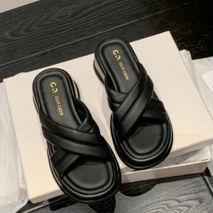 TKGirl สินค้าใหม่ รองเท้าแฟชั่นผู้หญิง ทรงสวยมากดีไซน์แบบสวมสายไขว้ มาพร้อมกับการเสริมพื้นกำลังดี ราคาก็สุดปังคุณสาวๆห้ามพลาดน้าา