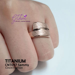 Cincin Titanium Elegan Anti Karat dengan Pasir Berlapis Gold/Cinnamon untuk Tampilan Muda CNT097 Sammy