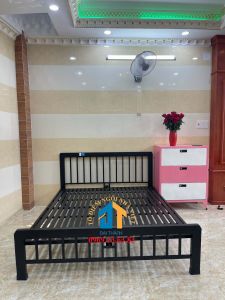 Giường sắt mỹ nghệ 1m4x2m sọc đứng đầu giường
